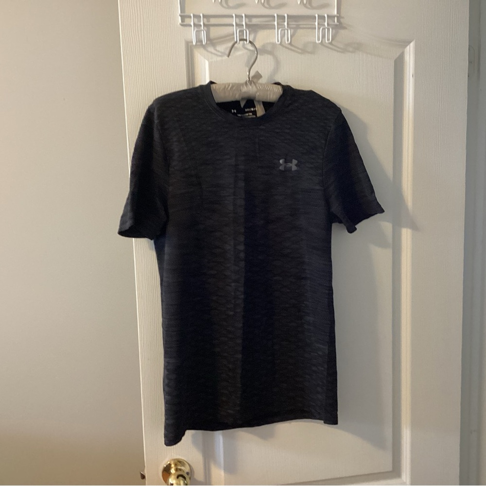 Under Armour Men's Black Shirt.  B8